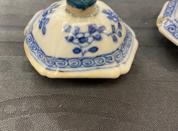 Cinq vases en porcelaine de Chine en bleu et blanc, Kangxi