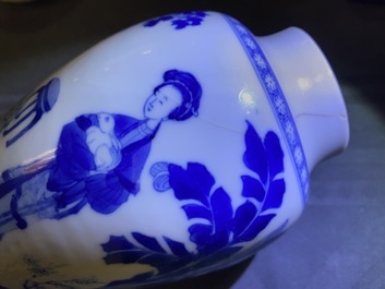 Cinq vases en porcelaine de Chine en bleu et blanc, Kangxi