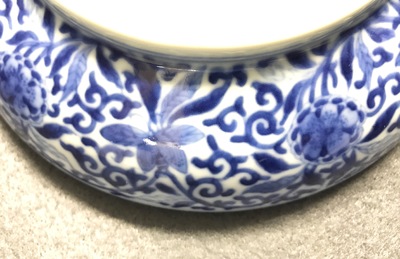 Une bo&icirc;te couverte en porcelaine de Chine en bleu et blanc, marque de Kangxi, 19&egrave;me