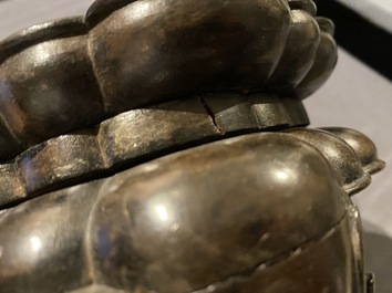 Un grand br&ucirc;le-parfum couvert en bronze sur socle en bois sculpt&eacute;, Chine, Ming
