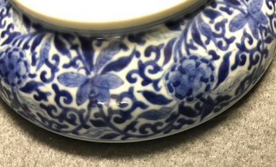 Une bo&icirc;te couverte en porcelaine de Chine en bleu et blanc, marque de Kangxi, 19&egrave;me