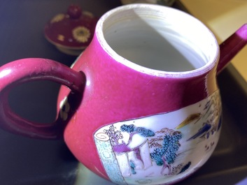 Une th&eacute;i&egrave;re, trois tasses et deux soucoupes en porcelaine de Chine &agrave; fond rouge rubis, Yongzheng