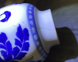 Cinq vases en porcelaine de Chine en bleu et blanc, Kangxi