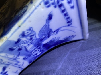 Cinq vases en porcelaine de Chine en bleu et blanc, Kangxi