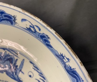 Un plat en porcelaine de Chine en bleu et blanc &agrave; d&eacute;cor d'un paysage fluviale, Jiajing