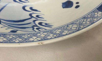 Un plat en porcelaine de Chine en bleu et blanc, Kangxi