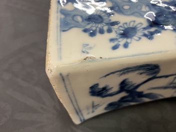 Cinq vases en porcelaine de Chine en bleu et blanc, Kangxi