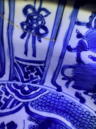 Un tr&egrave;s grand plat en porcelaine de Chine en bleu et blanc de type kraak, Wanli