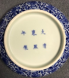 Een Chinese blauw-witte dekseldoos voor zegelpasta met vlinders, Kangxi merk, 19e eeuw