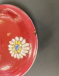 Une th&eacute;i&egrave;re, trois tasses et deux soucoupes en porcelaine de Chine &agrave; fond rouge rubis, Yongzheng