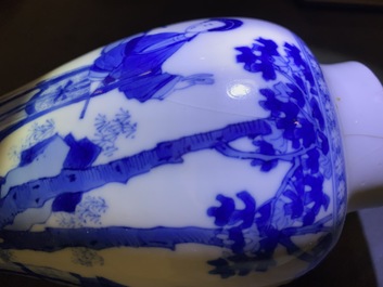 Cinq vases en porcelaine de Chine en bleu et blanc, Kangxi