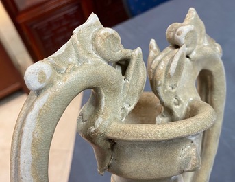 Een Chinese cr&egrave;mekleurige steengoed amfoor met oren in de vorm van draken, Sui/Tang