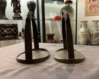 Cinq paires d'&eacute;triers en bronze, Chine et Japon, 18/19&egrave;me