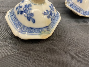 Cinq vases en porcelaine de Chine en bleu et blanc, Kangxi