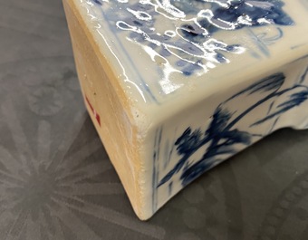 Cinq vases en porcelaine de Chine en bleu et blanc, Kangxi