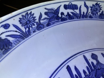 Un tr&egrave;s grand plat en porcelaine de Chine en bleu et blanc &agrave; d&eacute;cor d'un paysage, Jiajing