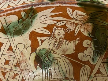 Un bassin en gr&egrave;s porcelaineux &eacute;maill&eacute; sancai, fin de la dynastie Ming