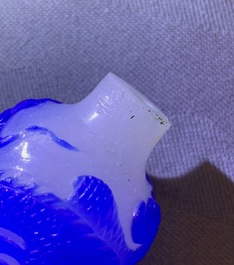 Neuf tabati&egrave;res en verre bleu overlay sur fond bull&eacute; et transparent, Chine, 18/20&egrave;me