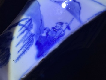 Cinq vases en porcelaine de Chine en bleu et blanc, Kangxi