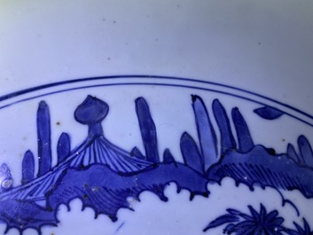 Een kapitale Chinese blauw-witte schotel met een landschap, Jiajing