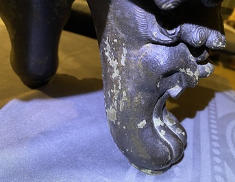 Een grote Chinese bronzen wierookbrander met deksel op houten sokkel, Ming