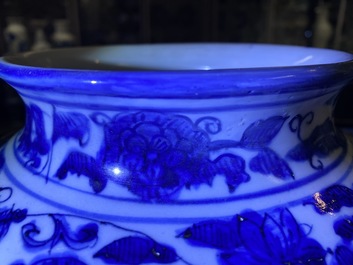 Een Chinese blauw-witte dekselvaas met figuratieve medaillons, Wanli