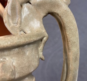 Een Chinese cr&egrave;mekleurige steengoed amfoor met oren in de vorm van draken, Sui/Tang