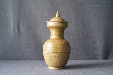 Un vase couvert en gr&egrave;s porcelaineux brun &agrave; d&eacute;cor floral incis&eacute;, Song