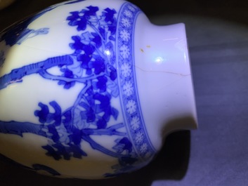 Cinq vases en porcelaine de Chine en bleu et blanc, Kangxi