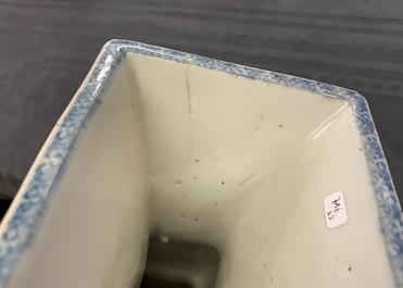 Cinq vases en porcelaine de Chine en bleu et blanc, Kangxi