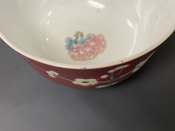 Une th&eacute;i&egrave;re, trois tasses et deux soucoupes en porcelaine de Chine &agrave; fond rouge rubis, Yongzheng