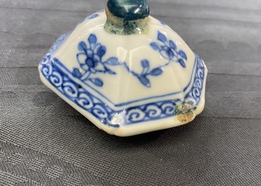 Cinq vases en porcelaine de Chine en bleu et blanc, Kangxi