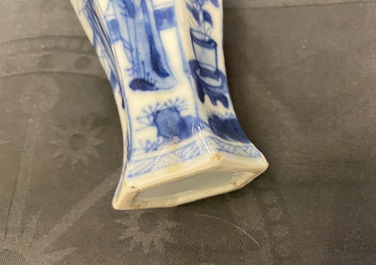 Cinq vases en porcelaine de Chine en bleu et blanc, Kangxi