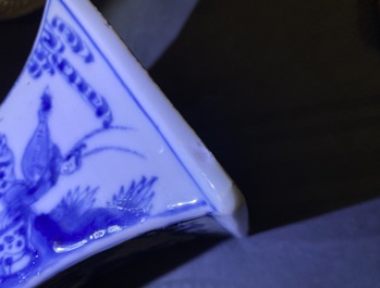 Cinq vases en porcelaine de Chine en bleu et blanc, Kangxi