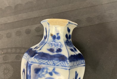 Cinq vases en porcelaine de Chine en bleu et blanc, Kangxi