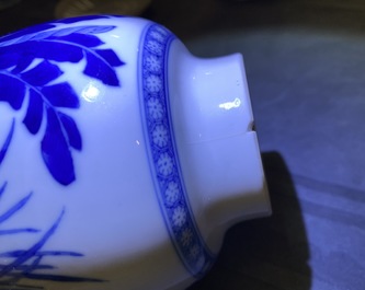 Cinq vases en porcelaine de Chine en bleu et blanc, Kangxi