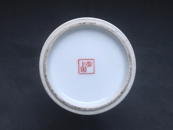 Een Chinese qianjiang cai vaas, gesign. Wang Qi, 19/20e eeuw