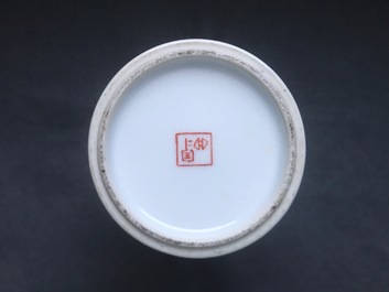 Un vase en porcelaine de Chine qianjiang cai sign&eacute; Wang Qi, 19/20&egrave;me