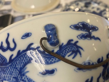 A pair of Chinese blue and white 'dragon' bowls and covers, 19th C.