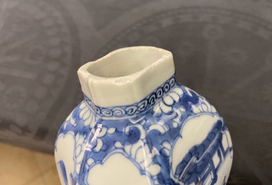 Cinq vases en porcelaine de Chine en bleu et blanc, Kangxi