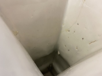 Cinq vases en porcelaine de Chine en bleu et blanc, Kangxi