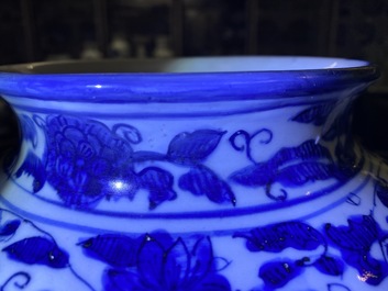 Een Chinese blauw-witte dekselvaas met figuratieve medaillons, Wanli