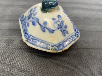 Cinq vases en porcelaine de Chine en bleu et blanc, Kangxi