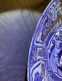 Un tr&egrave;s grand plat en porcelaine de Chine en bleu et blanc de type kraak, Wanli
