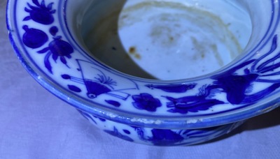 Een Chinese blauw-witte kwispedoor, zha dou, Ming