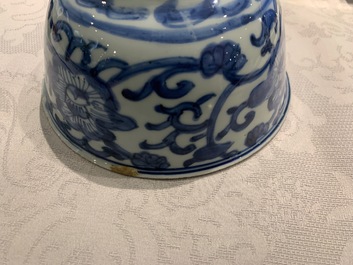 Six bols en porcelaine de Chine en bleu et blanc, Kangxi
