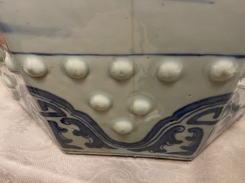 Un tabouret en porcelaine de Chine en bleu et blanc &agrave; d&eacute;cor d'un paysage, Qianlong