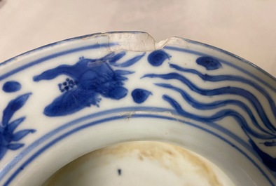 Un crachoir de type zha dou en porcelaine de Chine en bleu et blanc, Ming