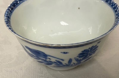 Une tasse et soucoupe en porcelaine de Chine en bleu et blanc, Kangxi