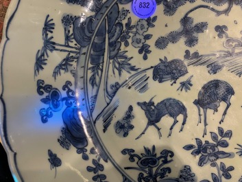 Un plat en porcelaine de Chine en bleu et blanc &agrave; d&eacute;cor de cerfs, oiseaux et insectes, Jiajing